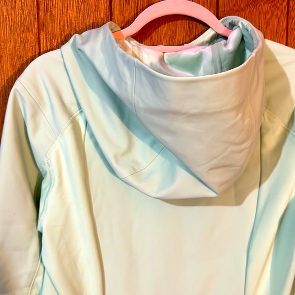 New LULULEMON JACKET - Picture 13 of 13